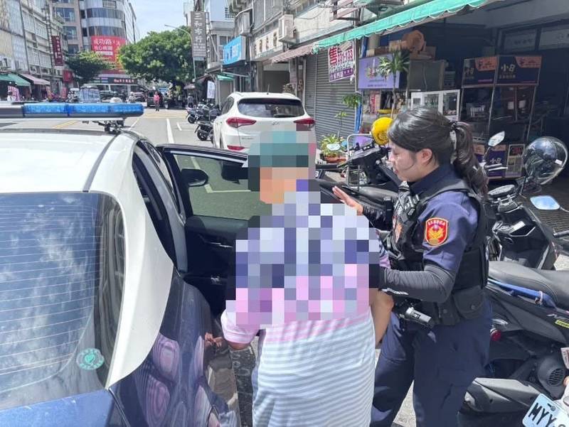 老翁身體不適跌坐街頭 中興警即時關懷護送返家