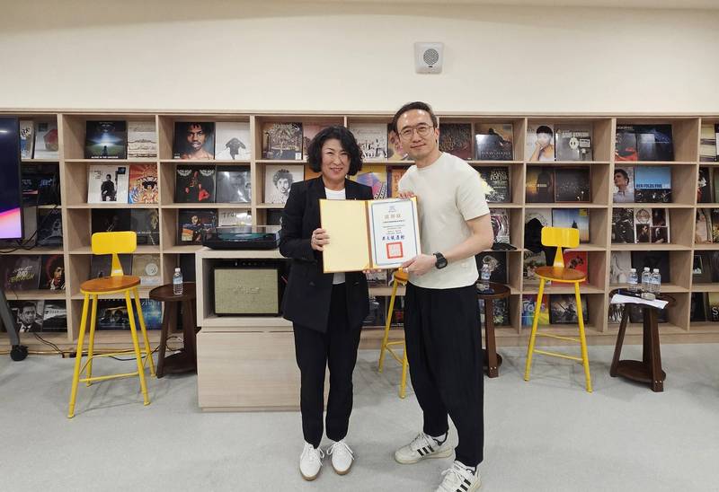 從閱讀到聆聽!索尼音樂進駐臺東圖書館 饒慶鈴頒感謝狀