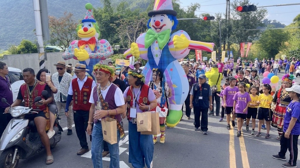 大型氣偶帶領踩街隊伍（圖／茂林國家風景區管理處）