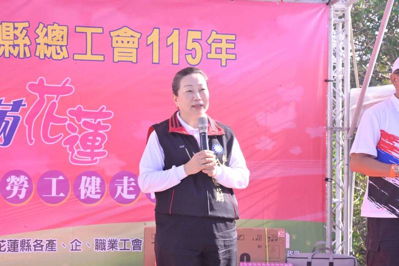 幸福滿花蓮勞工健走南濱開步走 徐榛蔚陪伴基層勞工擁抱健康活力