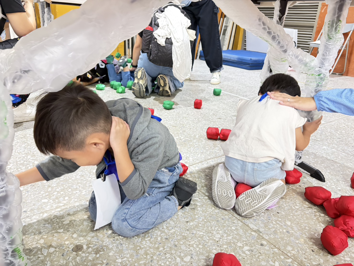 幼兒體驗「趴掩穩大挑戰」關卡（圖／基隆市政府教育處）