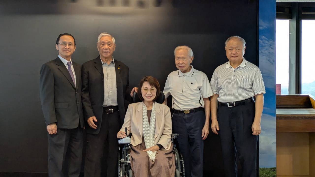 社會處長楊玉欣(前坐者)與合作社代表合影(圖/基隆市政府社會處)