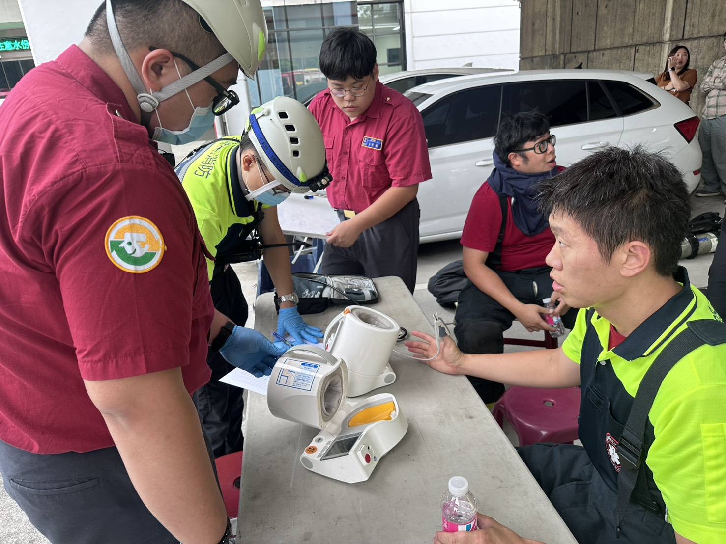 後勤照護區為消防人員監測生命徵象(圖/基隆市消防局)