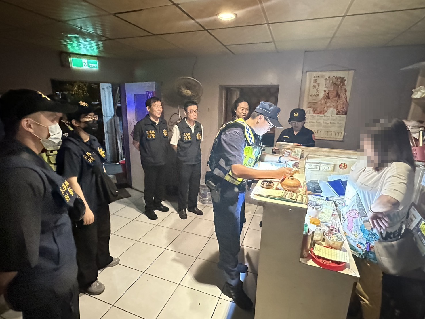 警方臨檢店家,清查可疑人車(圖/花蓮縣警察局提供)