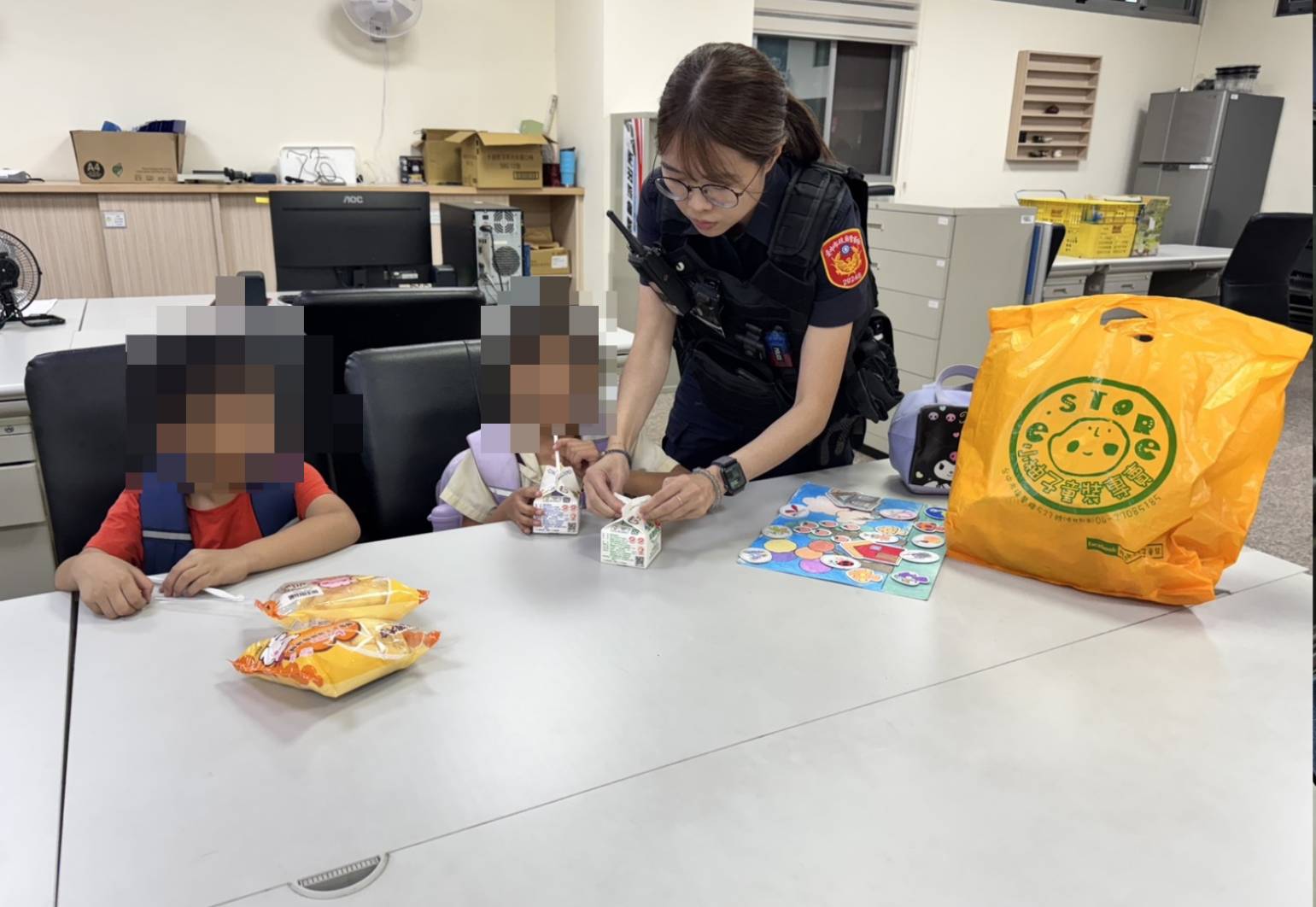 員警自掏腰包買麵包、牛奶讓姐弟充飢(圖/大雅分局提供)