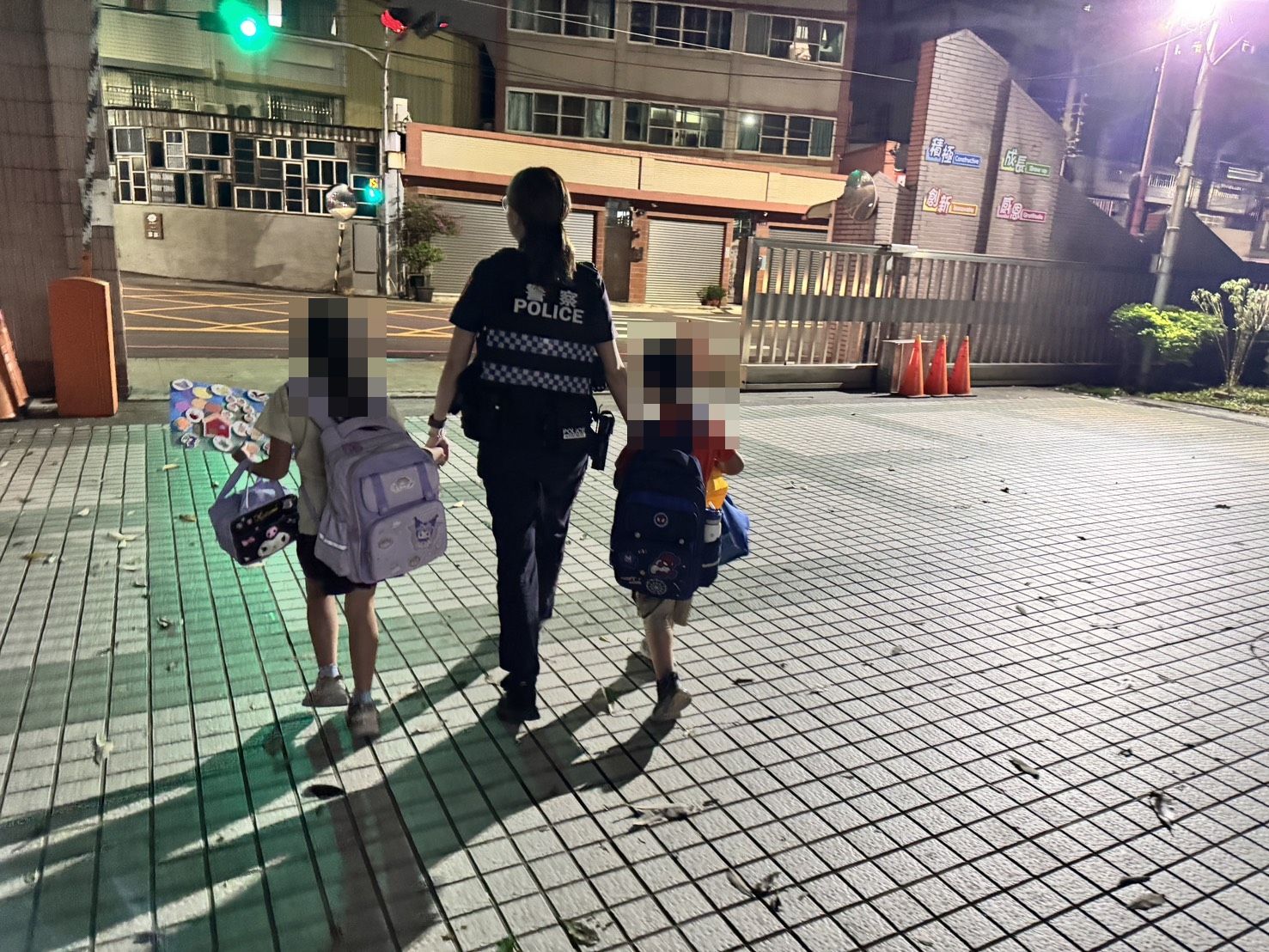 員警牽著姐弟離開校園(圖/大雅分局提供)