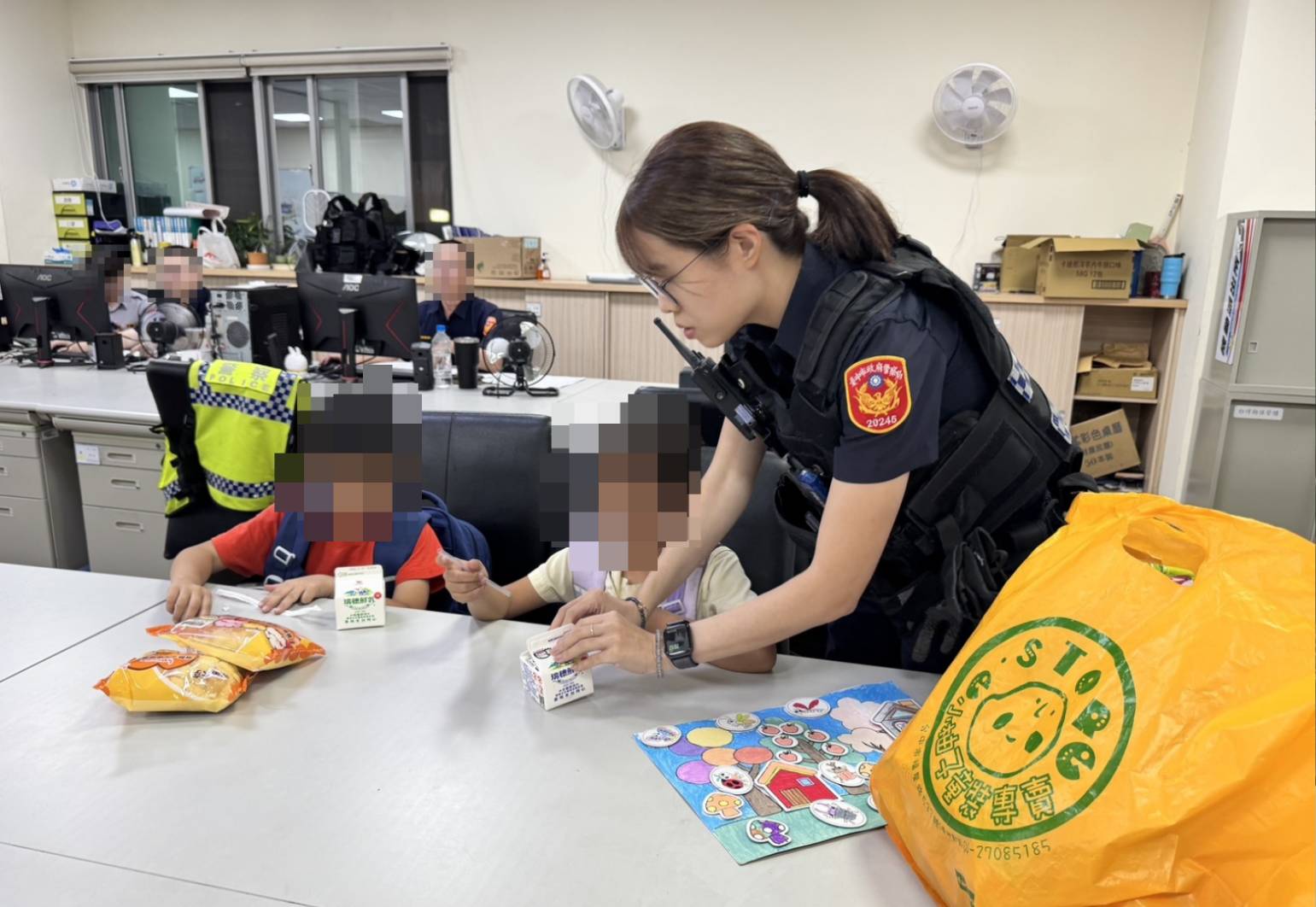 姐弟在派出所等候家人(圖/大雅分局提供)