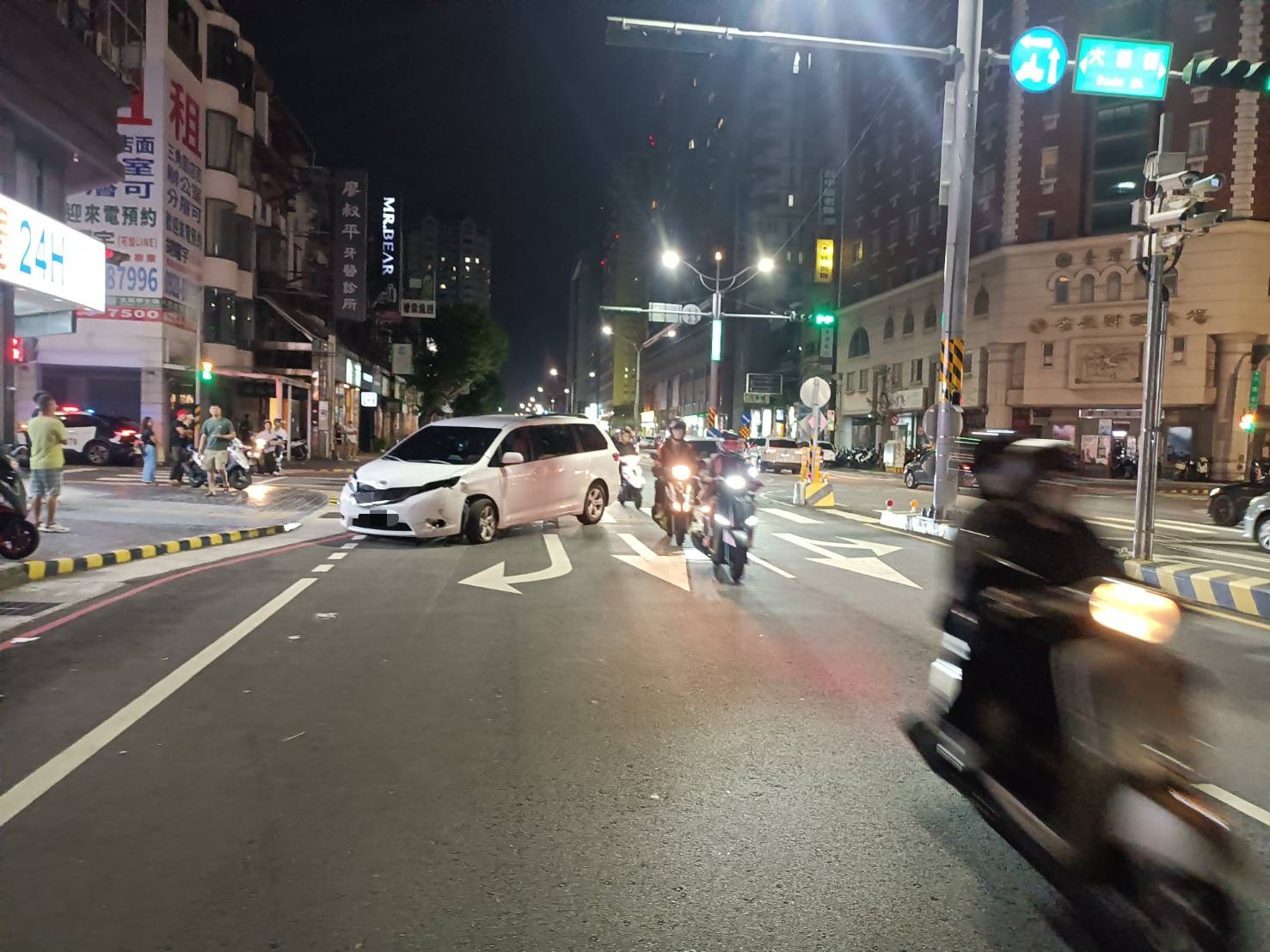 白色自小客車左轉時撞上行人庇護島（圖／第二分局提供）