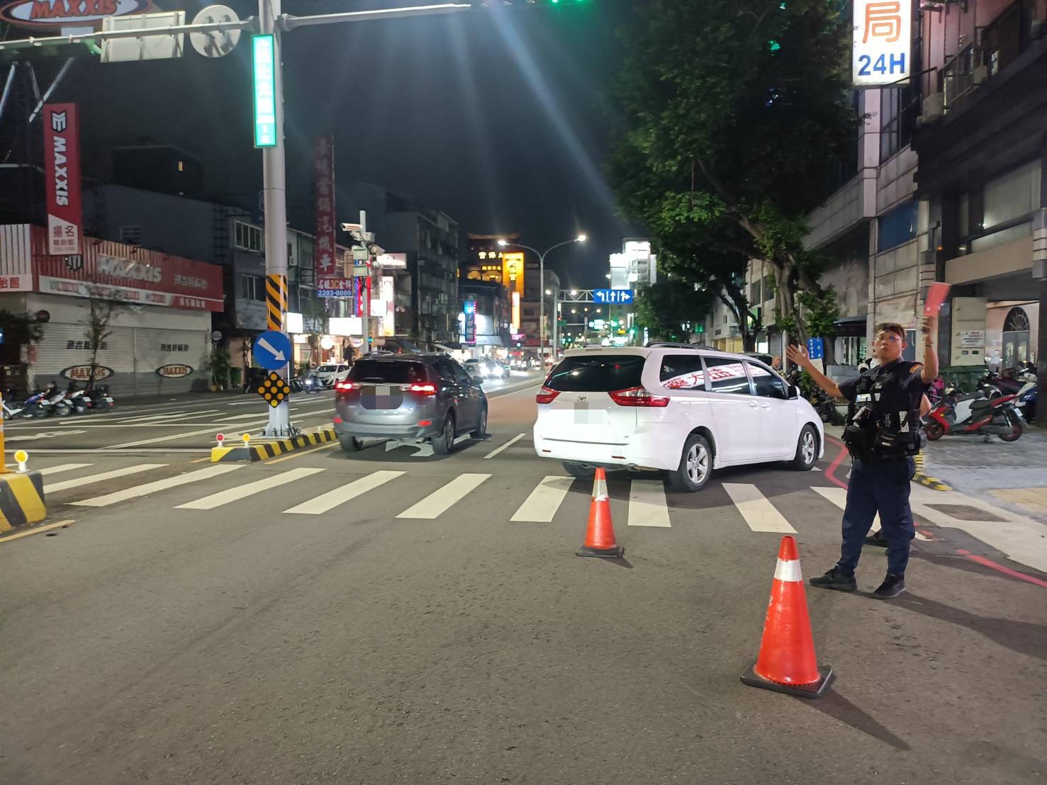 員警到場處理事故（圖／第二分局提供）