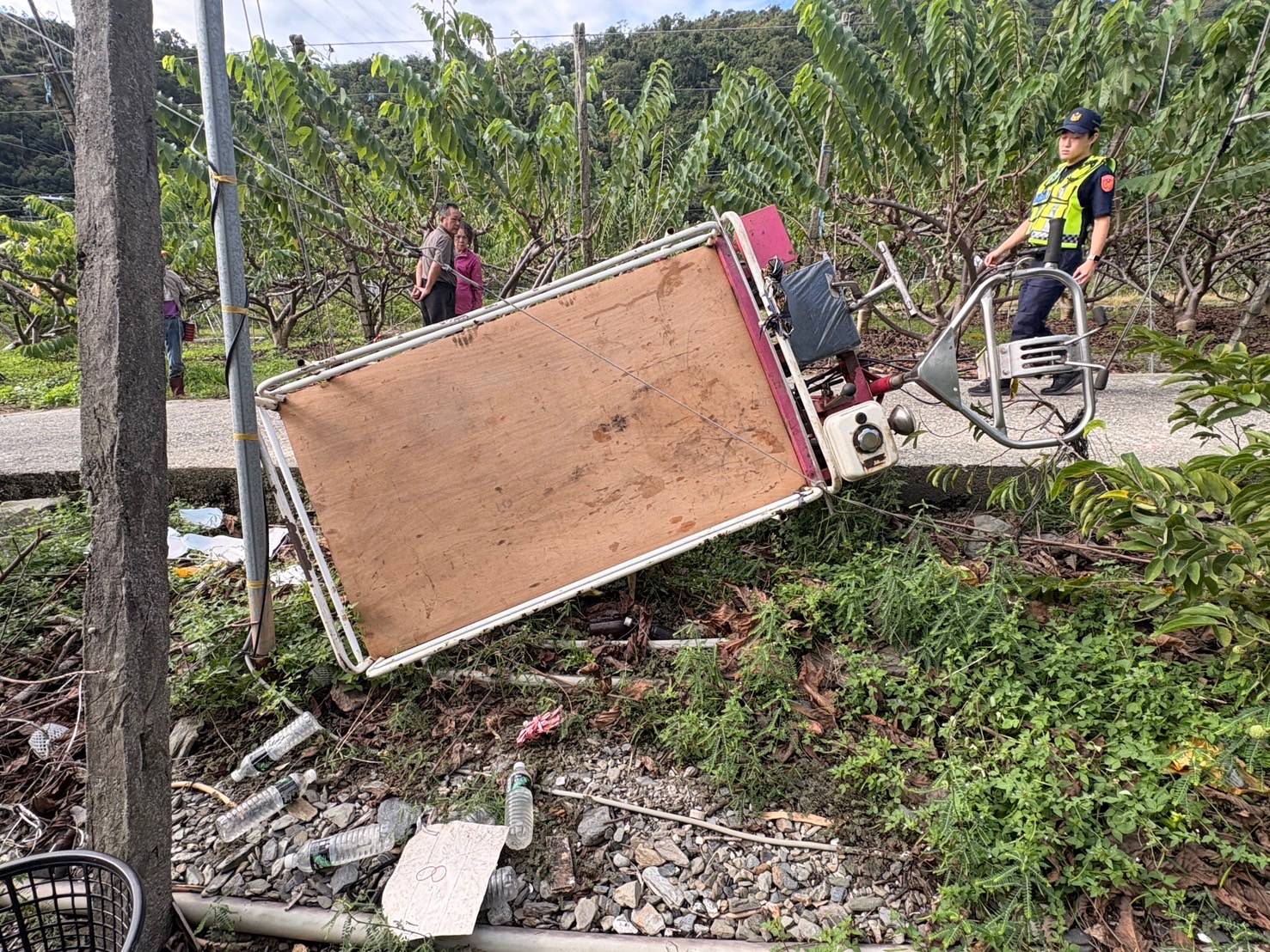 翻覆的農用搬運車（圖／大武分局提供）