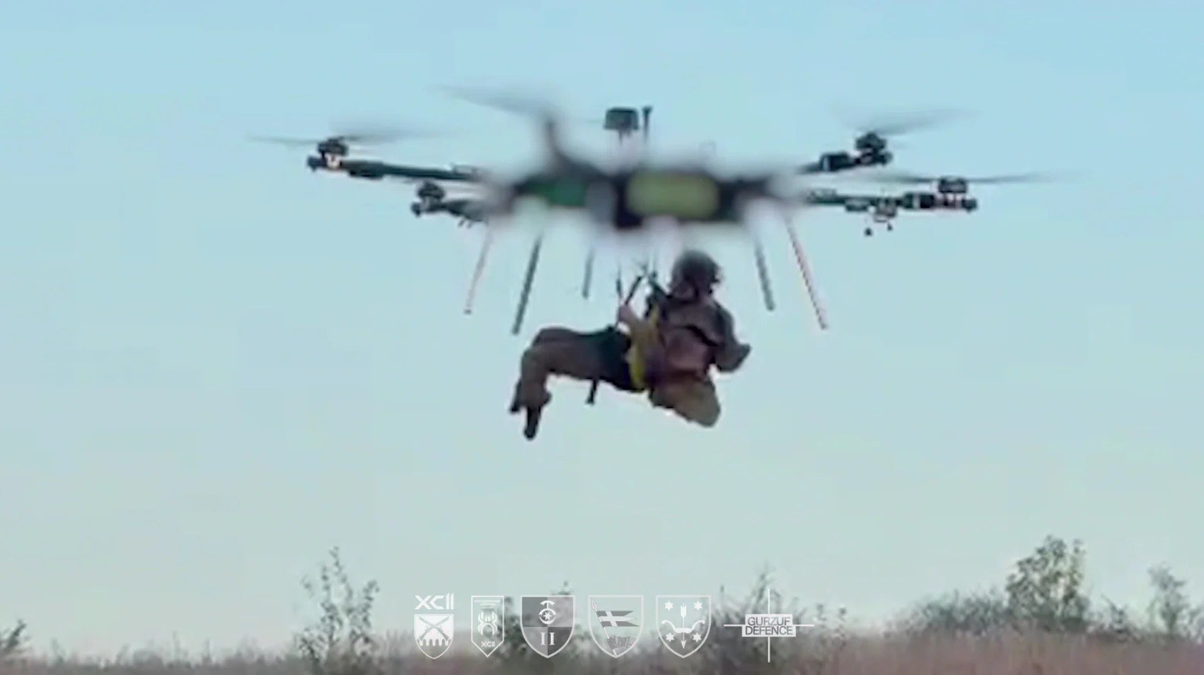 重型六旋翼無人機吊著傷兵弗拉先科升空。