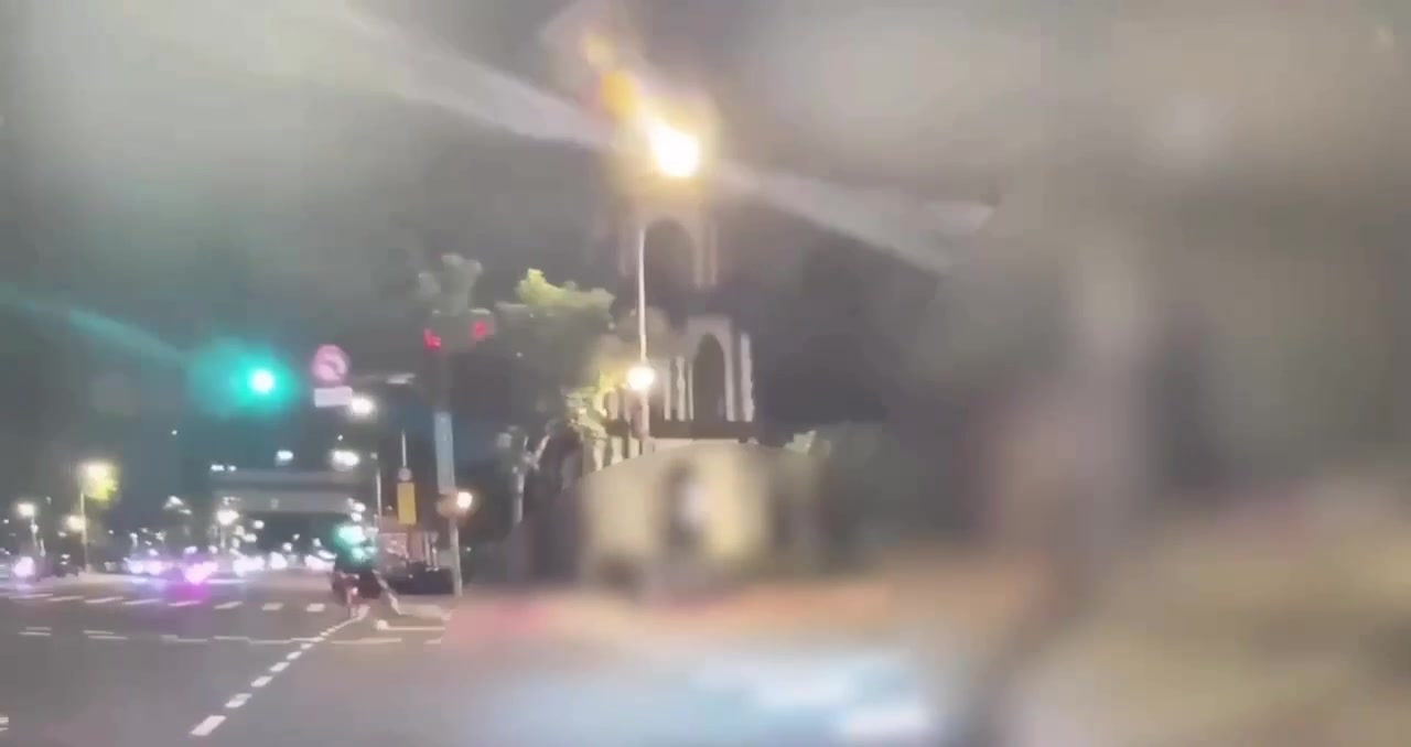 中山一派出所員警攔查騎電動輔助車的男子(圖/中山分局提供)