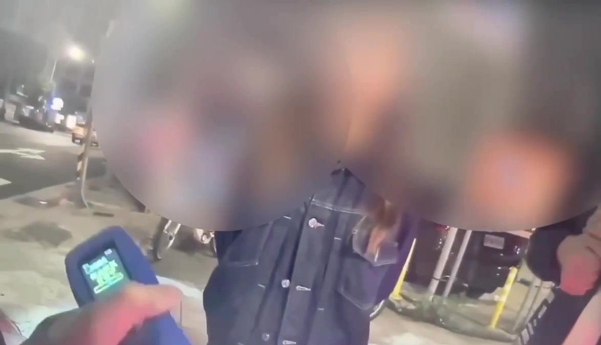 員警對男子實施酒測(圖/中山分局提供)