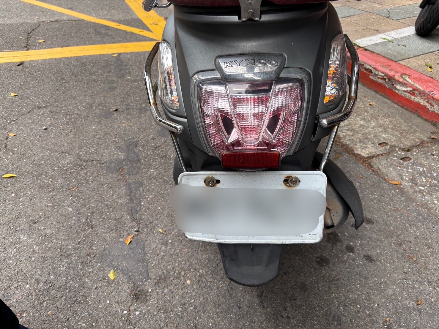 董女機車車尾（圖／中山分局提供）