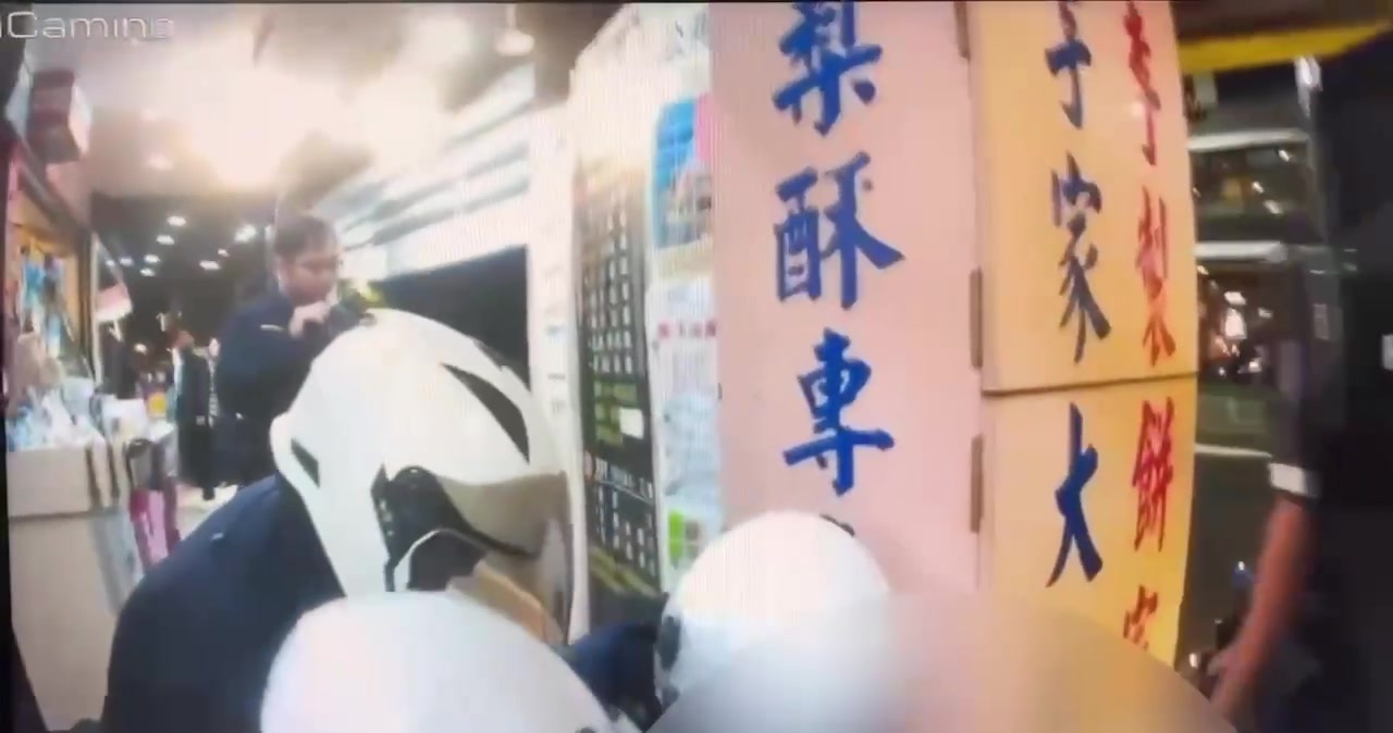 員警將酒醉男子帶回管束（圖／中山分局提供）